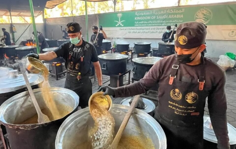 جهود متواصلة.. مركز الملك سلمان يوفر 25 ألف وجبة للمحتاجين في غزة