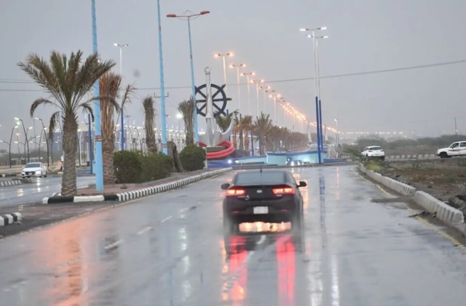 حالة الطقس.. أمطار رعدية على 3 مناطق ورياح مثيرة للأتربة