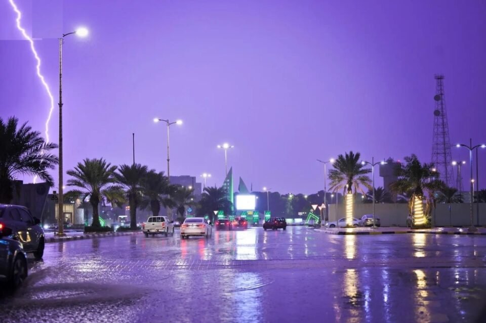 حتى 8 مساءً.. تنبيه من أمطار ورياح وصواعق على الباحة