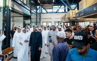 رئيس الدولة يقوم بجولة تفقدية في مرافق سوق السمك بمنطقة ميناء زايد في أبوظبي