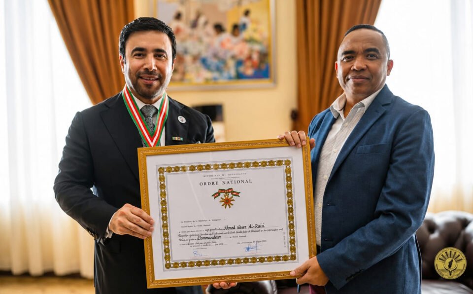 رئيس مدغشقر يمنح اللواء الدكتور أحمد ناصر الريسي وسام الضابط الأكبر تقديراً لجهوده