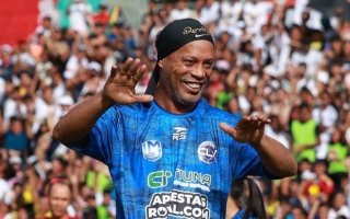 رونالدينيو يعود إلى الملاعب عن 46 عاما من بوابة الدرجة الثالثة الإيطالية