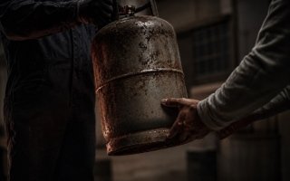 شرطة دبي تحذر من التعامل مع بائعين غير مرخصين وتضبط 300 أسطوانة غاز مخالفة
