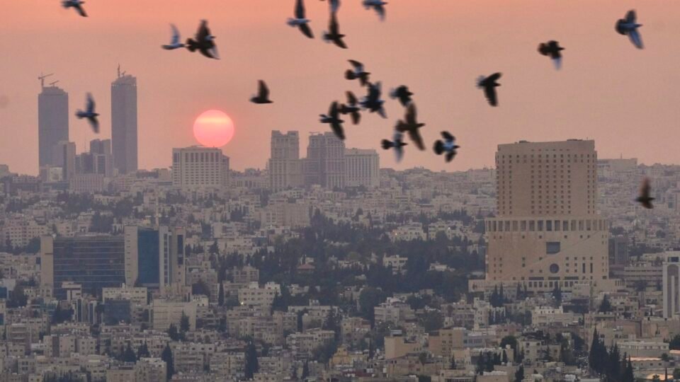 شوارع عمّان وأبنيتها.. مصوّرة أردنية توثّق ذاكرة المدينة