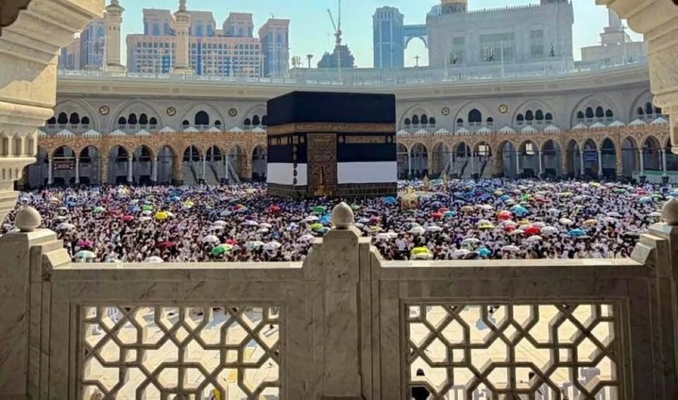 صور | في حضرة البيت العتيق.. الكعبة تتهيأ لارتداء ثوبها الجديد