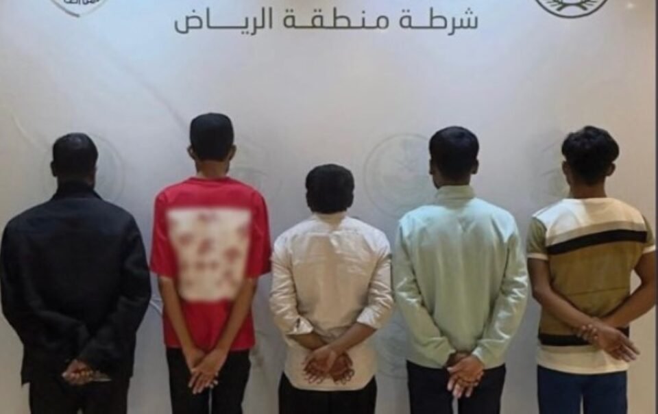 ضبط 5 مقيمين لممارستهم التسول في الرياض.. ونداء مهم للأمن العام