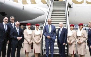 «طيران الإمارات» تستقبل المستشار الألماني على «A380»