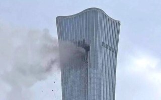 مقتل طيار وإصابة 13 آخرين في اصطدام طائرة بناطحة سحاب في بكين