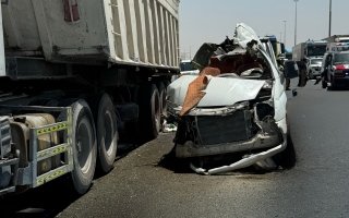 وفاة 7 أشخاص وإصابة 9 آخرين في تصادم بين حافلة وشاحنة متوقفة بوسط الطريق في دبي