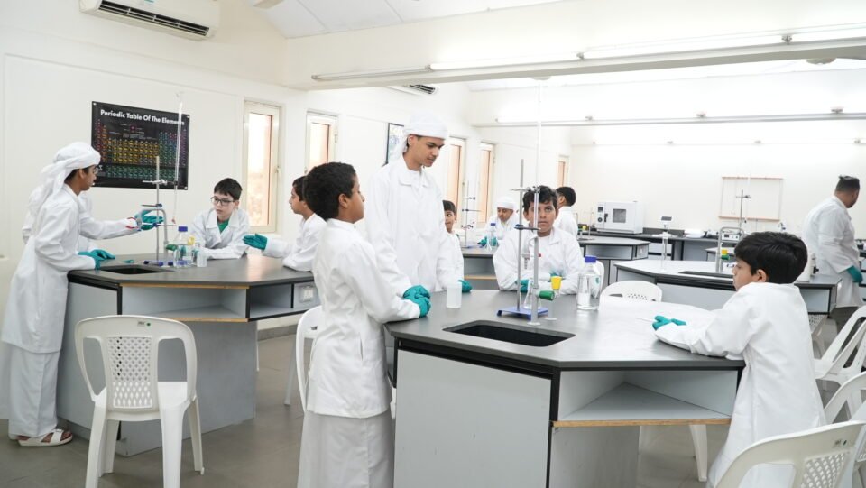 330 طالبا وطالبة يشاركون في البرنامج الصيفي لنادي الإمارات العلمي لتنمية مهارات المستقبل