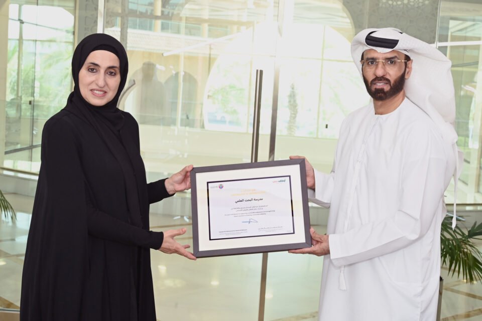 "أوقاف دبي" تكرم مدارس البحث العلمي تقديراً لدعمها الوقف التعليمي