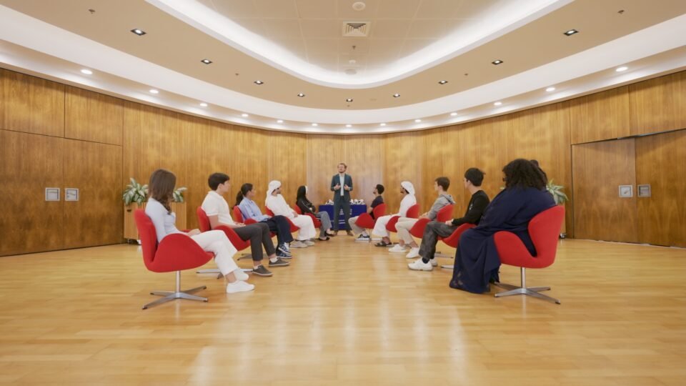 "السوربون أبوظبي" تطور منظومة تعليمية تجمع الذكاء الاصطناعي بتقنيات الواقع الافتراضي
