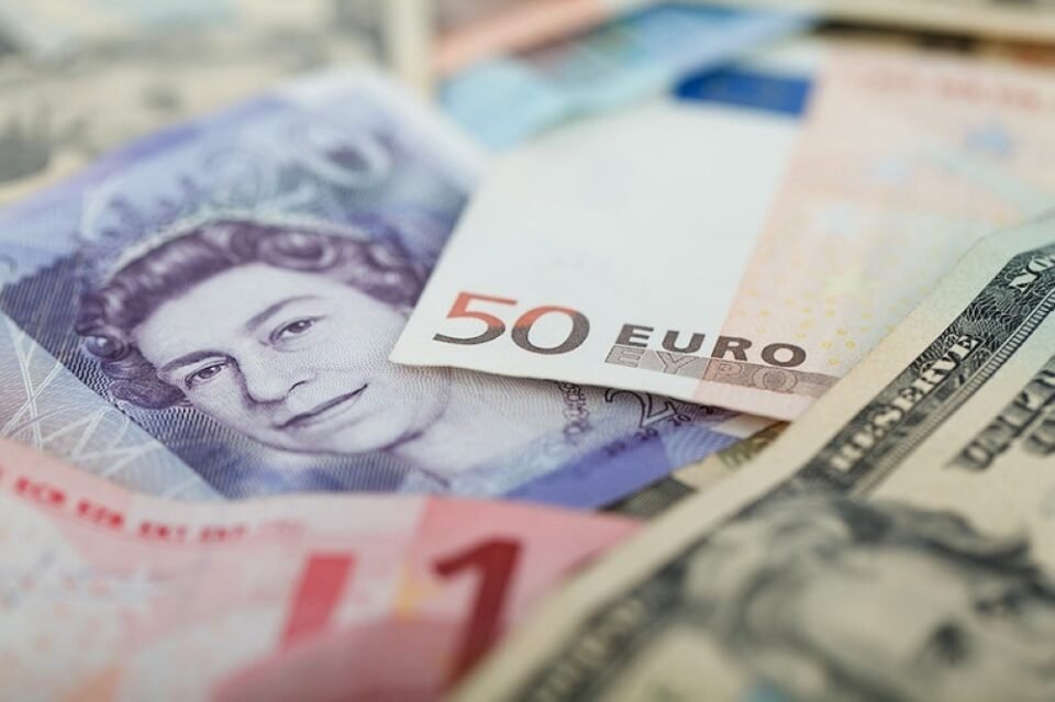 آخر تحديث لسعر الجنيه الإسترليني مقابل الدولار واليورو