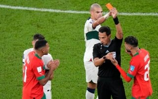 أشهر 10 بطاقات حمراء بمباراة واحدة.. تعرف على حكم مباراة المغرب وفرنسا