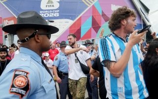 إحباط تجارة “القمصان المزيفة” بقيمة 7 ملايين دولار قبل وصولها إلى جماهير كأس العالم