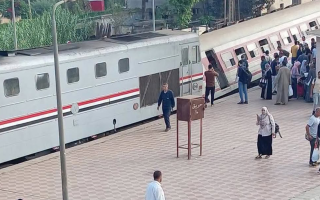 إصابة 14 شخصاً بعد خروج عربة قطار عن مسارها في مصر