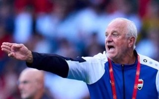 اتصالات إماراتية مع مدرب العراق أرنولد لتدريب «الأبيض»