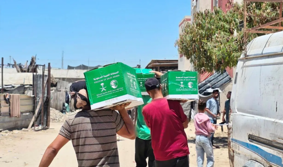 استفاد منها 7.968 فردًا.. مركز الملك سلمان يوزع سلال غذائية في غزة