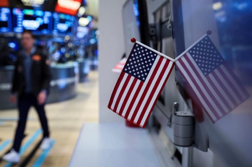 الأسهم الأمريكية تنهي تداولات يوم الاثنين على انخفاض جماعي
