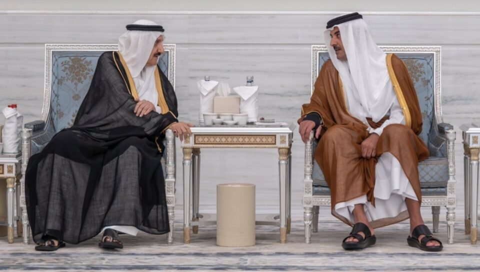 الأمير منصور بن متعب ينقل تعازي القيادة لأمير  قطر في وفاة الشيخ حمد بن خليفة