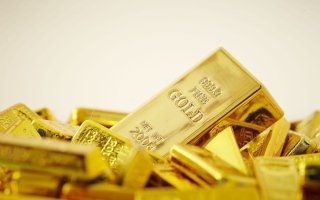 الذهب يهبط إلى أدنى مستوى في أسبوعين