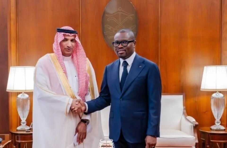 السفير البلوي يقدم أوراق اعتماده لرئيس بنين.. ويؤكد عمق العلاقات