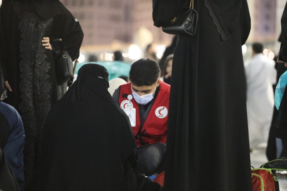 الهلال الأحمر يعيد النبض لمعتمرة في المسجد النبوي خلال 51 ثانية