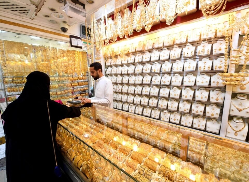 انخفاض أسعار الذهب اليوم في السعودية.. هل يتواصل تراجع جرام عيار 21؟