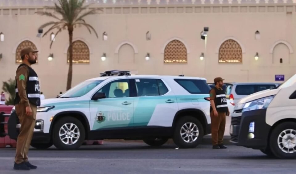 بدون إصابات.. مرور جدة يباشر حادث اصطدام مركبة بواجهة مبنى تجاري