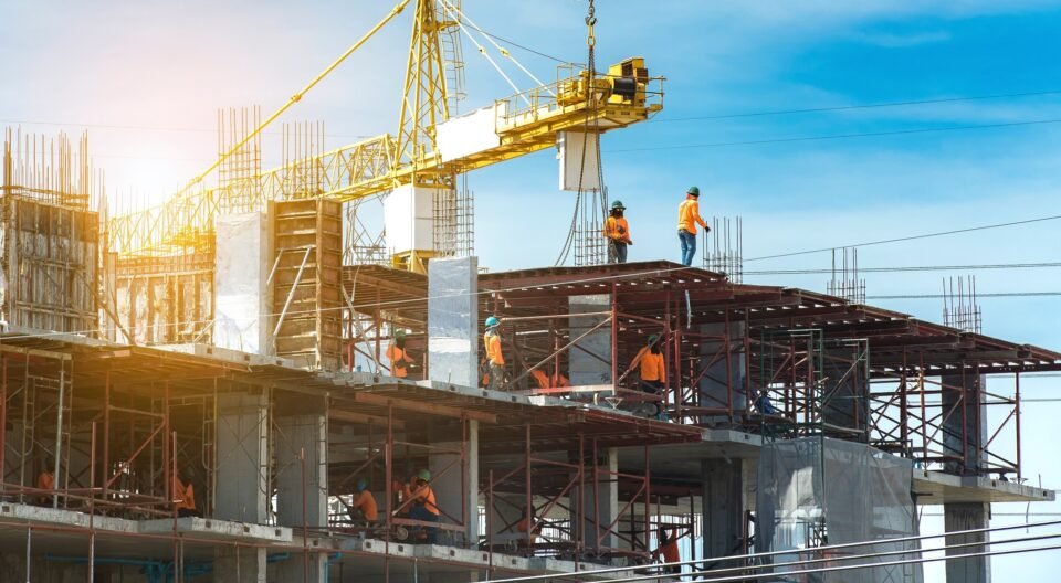 بلدية أبوظبي تؤكد ضرورة الالتزام بتطبيق قانون حظر العمل وقت الظهيرة خلال الصيف