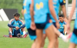 جمال وبورو يتدربان منفردين.. والاتحاد الإسباني: إجراء احترازي