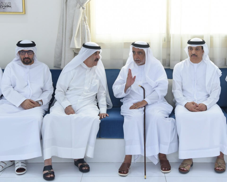 حاكم أم القيوين يقدم واجب العزاء في وفاة منصور سيف الزعابي
