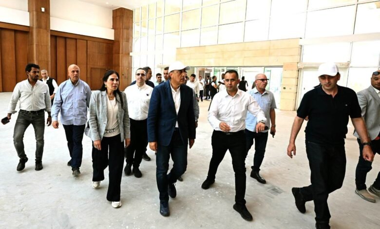 رئيس الوزراء يتفقد مركز المؤتمرات والمعارض الدولي بالمدينة التراثية والحديقة المتحفية بالعلمين الجديدة