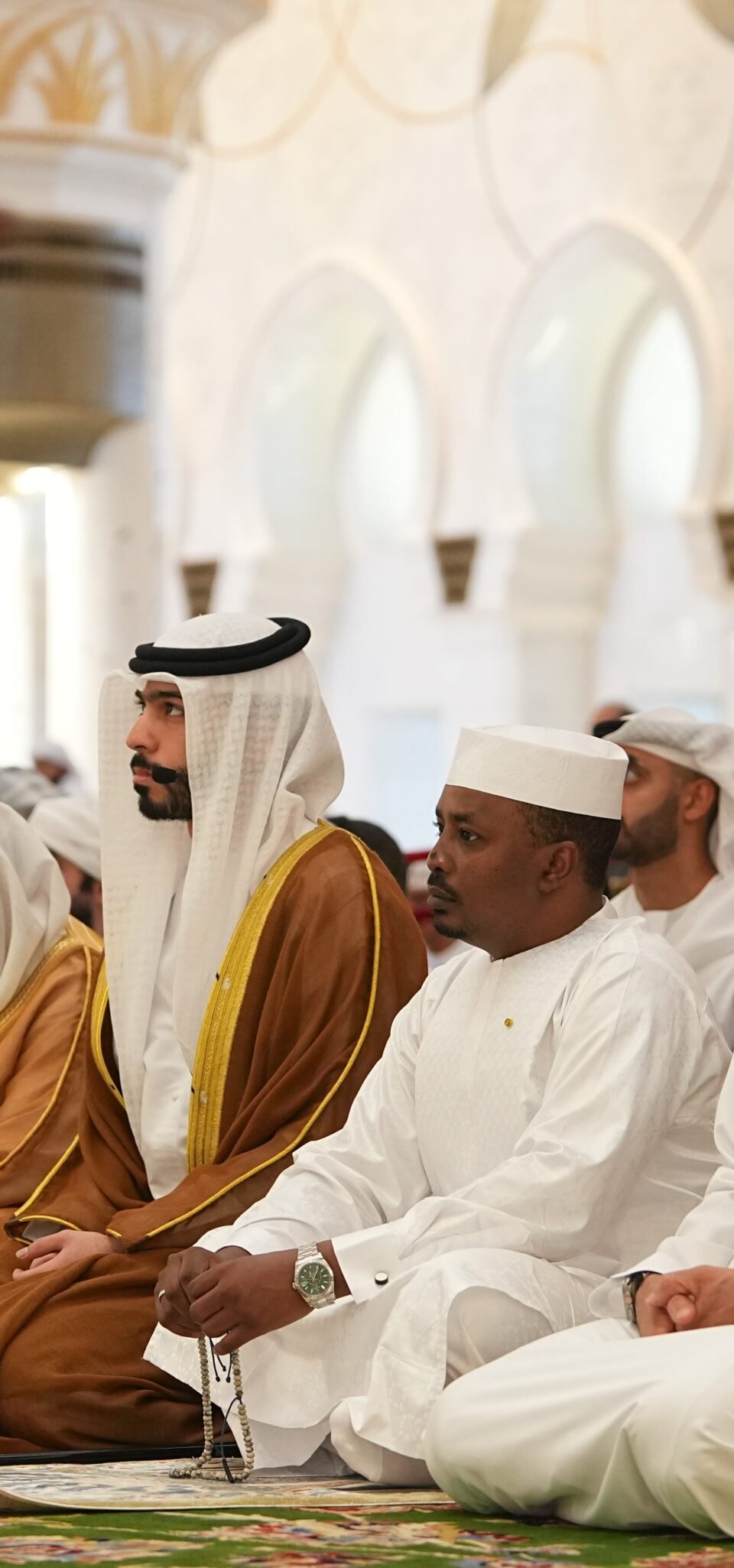 رئيس جمهورية تشاد يؤدي صلاة الجمعة في جامع الشيخ زايد الكبير