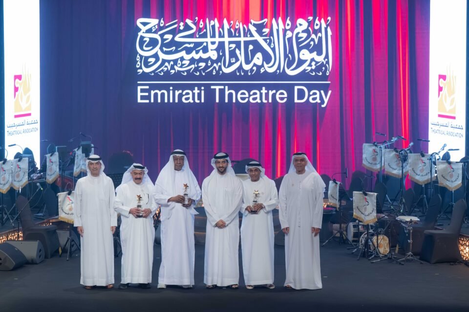 سلطان بن أحمد القاسمي يشهد حفل اليوم الإماراتي للمسرح