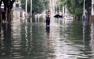 سيول شديدة تغمر طرقاً وتجرف مركبات في شمال الصين