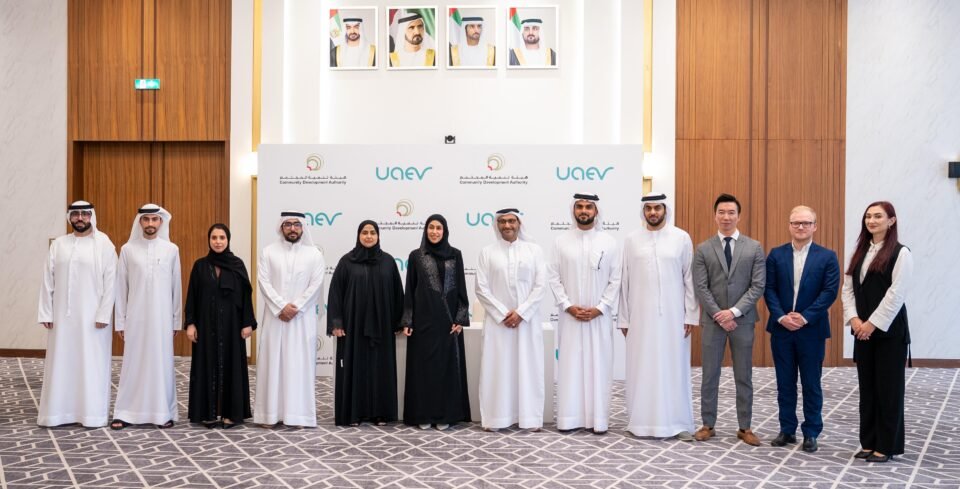 شراكة إستراتيجية بين هيئة تنمية المجتمع و"الإمارات لشحن المركبات" لتعزيز النقل المستدام بدبي