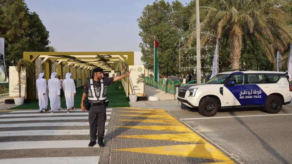 شرطة أبوظبي تشارك في فعاليات الدورة الـ 22 من مهرجان ليوا للرطب