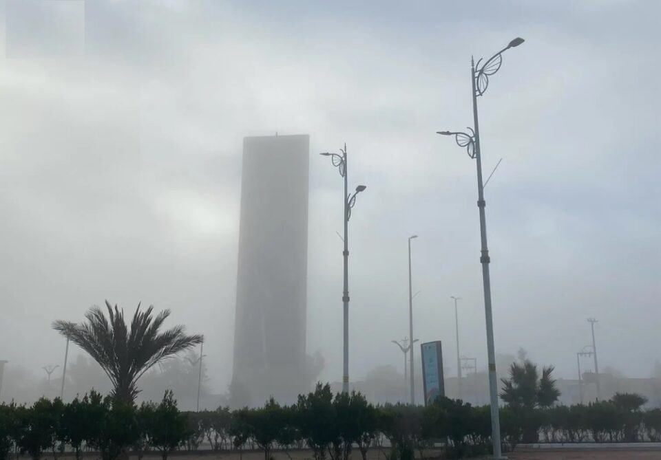 طقس الجمعة.. أمطار ورياح وانعدام في الرؤية على هذه المناطق