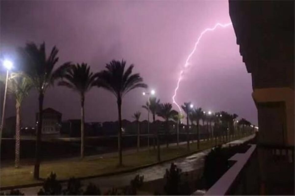 طقس السبت.. أمطار رعدية وزخات من البرد ورياح على أجزاء من 5 مناطق