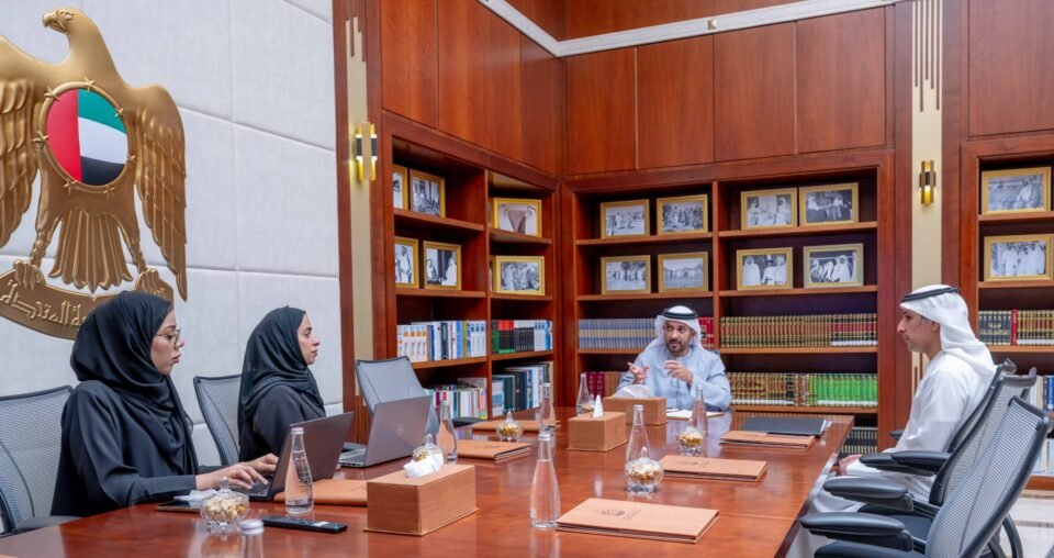 عبد العزيز بن حميد يطّلع على مستجدات مجموعة "عمل جذب واستقطاب الاستثمارات إلى عجمان"