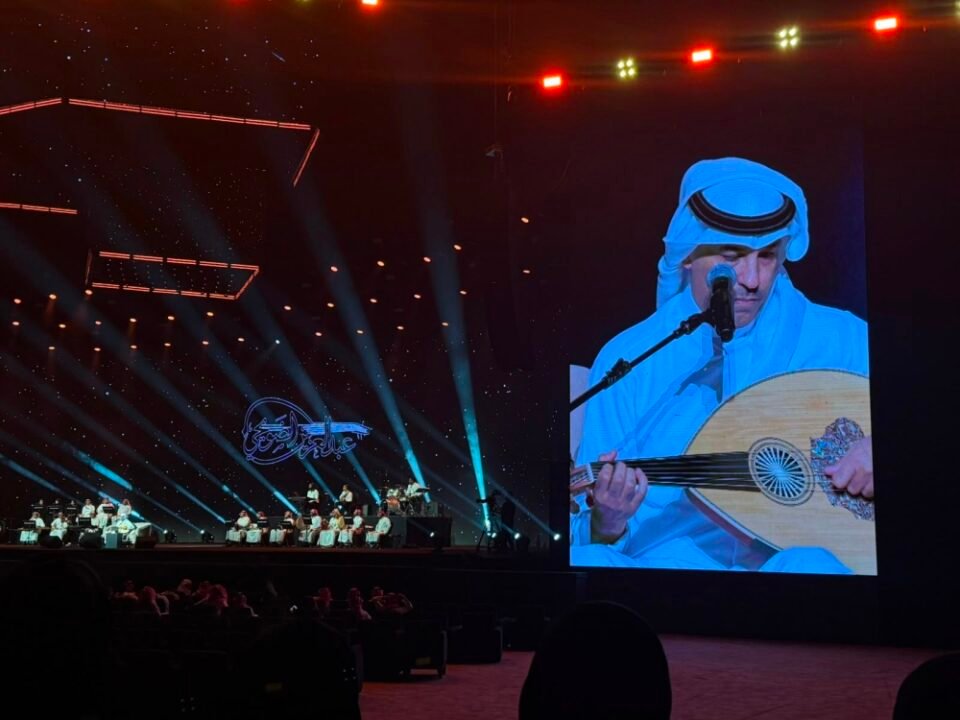 عبدالعزيز الضويحي يفتتح فقرته الغنائية بـ«يا نور العين» في أمسية جدة