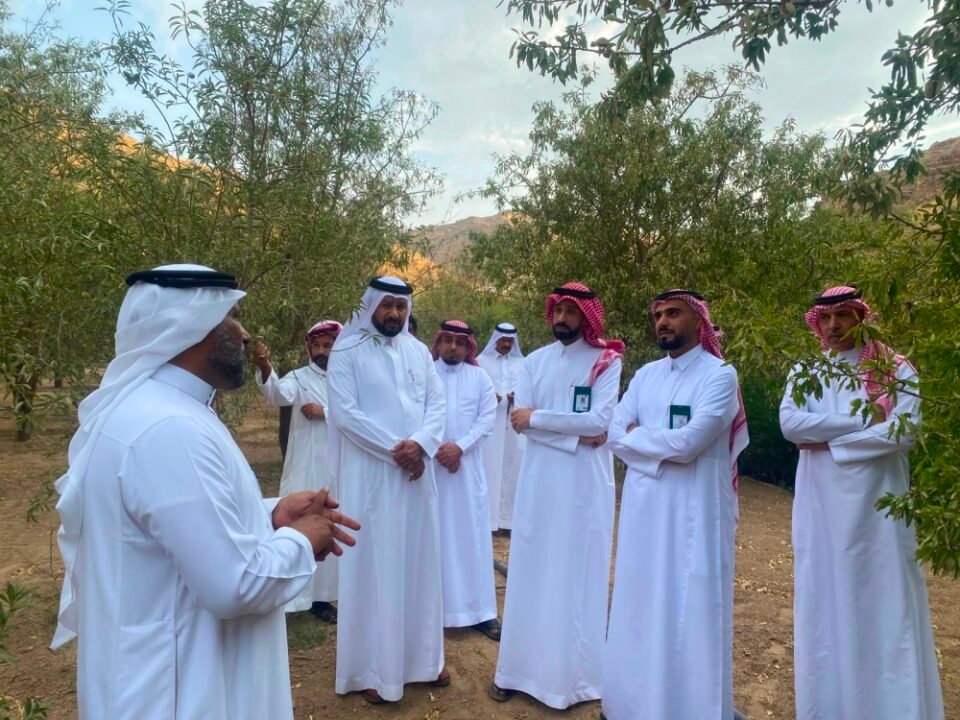 مدير "بيئة مكة" يتفقد مشروعات اللوز البجلي ويدعم الزراعة الجبلية