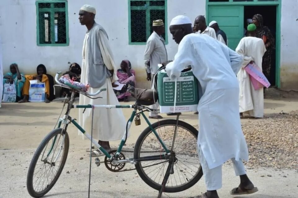 مساعدات سعودية.. توزيع 1,000 سلة غذائية بولاية النيل الأبيض في السودان