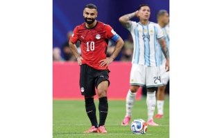 مصر تودع كأس العالم بأداء بطولي.. وميسي ينتفض ويؤهل الأرجنتين
