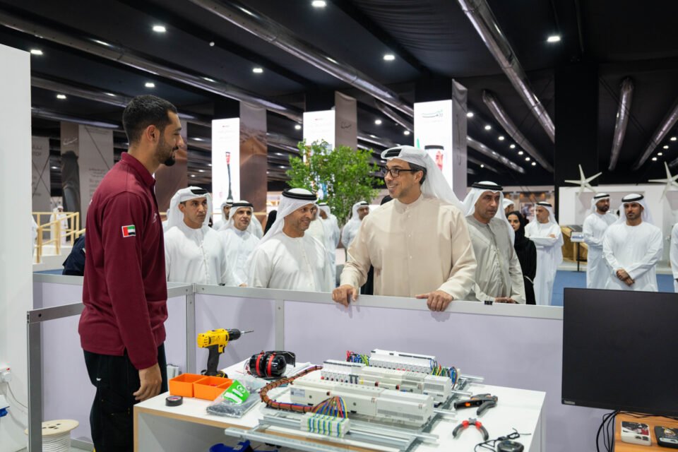منصور بن زايد يزور مهرجان الشيخ زايد الصيفي ويلتقي بالفريق الاماراتي المشارك في المسابقة العالمية للمهارات