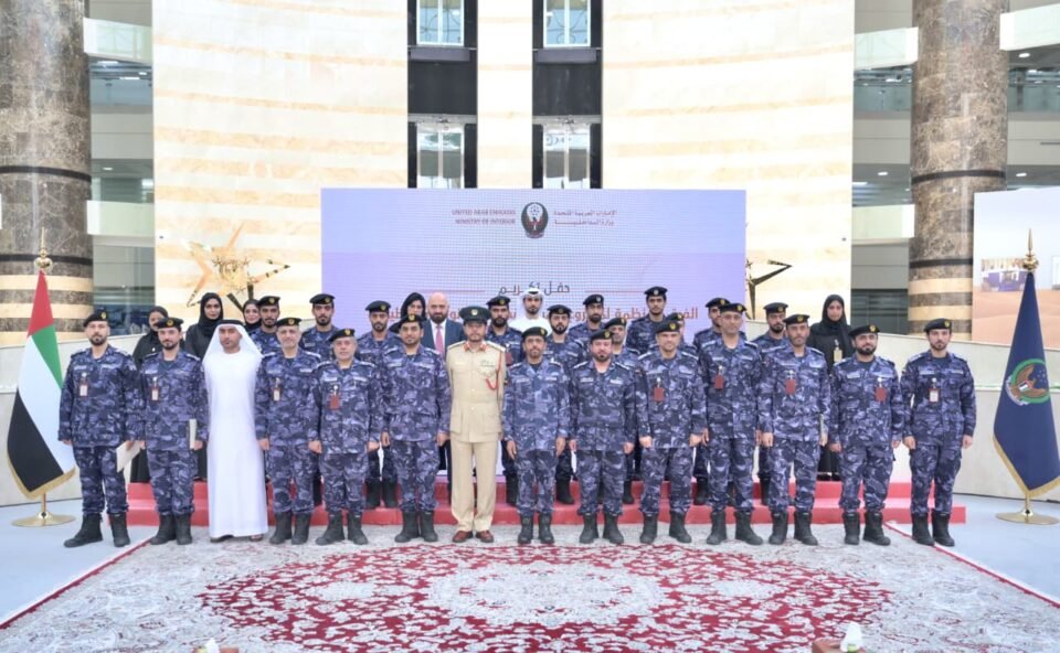 وكيل وزارة الداخلية يكرم الفرق المنظمة لمشروع تنمية القدرات القانونية والوظيفية
