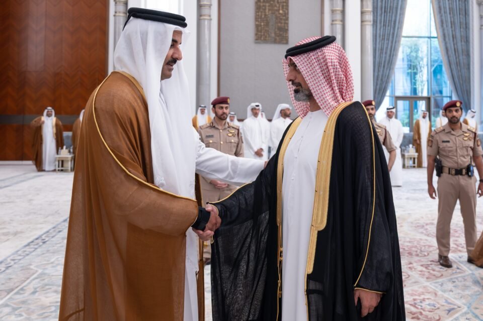ولي عهد عجمان يقدم واجب العزاء إلى أمير قطر في وفاة الشيخ حمد بن خليفة آل ثاني