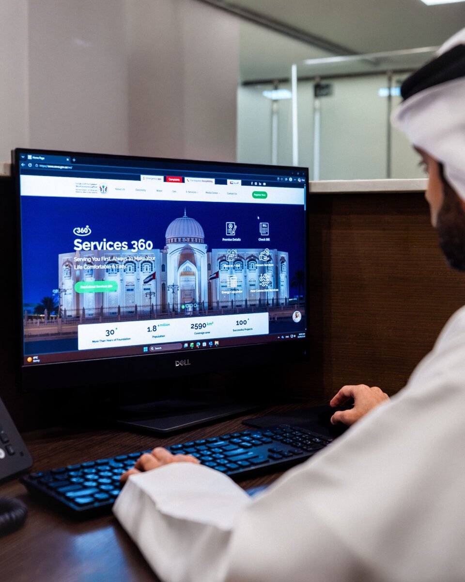 "كهرباء الشارقة" تتوج مسيرة تحولها الرقمي بـ 15 جائزة وتنجز أكثر من 720 ألف معاملة خلال 3 سنوات