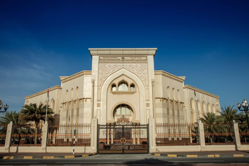 اقتصادية الشارقة ومجموعة الطنيجي للأعمال توفران مكاتب للشركات الأجنبية للاستثمار في الإمارة